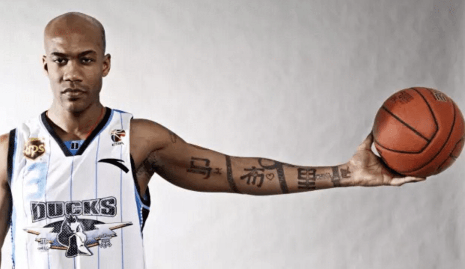 关于今晨广东宏远官宣签约——欧冠节点到来本菲卡今晚状态回暖，北京首钢转会期内部沟通看傻球迷的信息