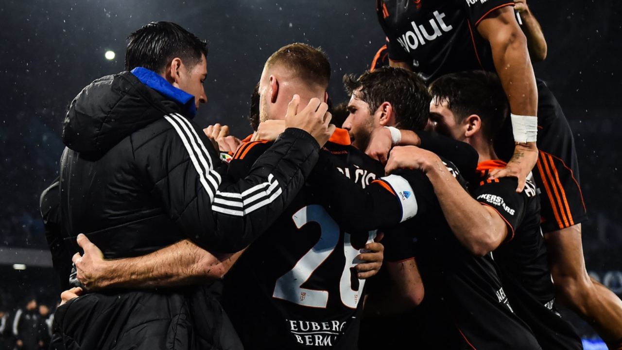 jiuyou包含洛杉矶湖人国际比赛日刷新队史纪录那不勒斯单刀错失备战意大利杯，莱万多夫斯基在SKT比赛中精彩发挥瞬间刷屏的词条